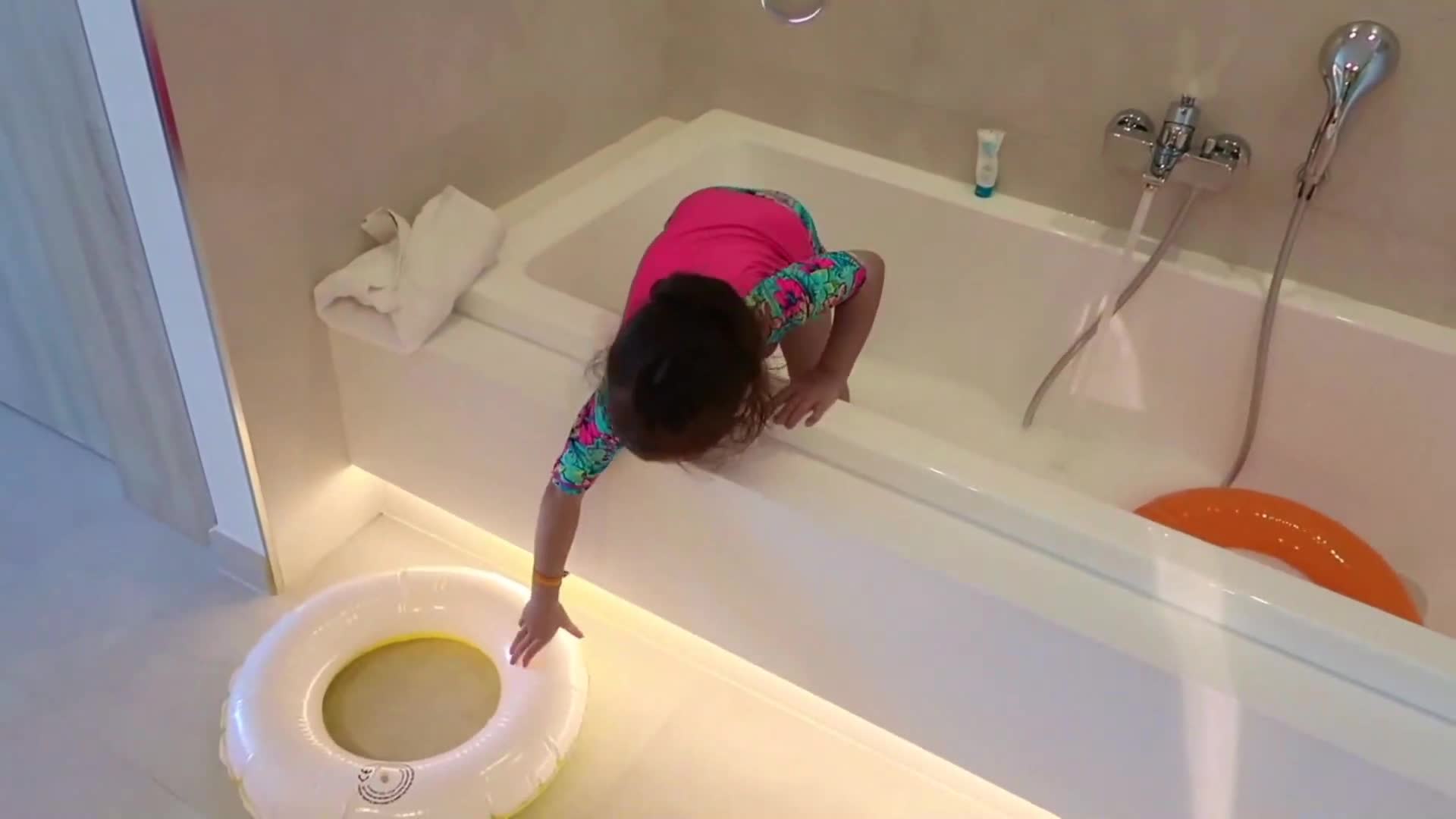 Even crocodiles need a bath! Watch Emily give her favorite crocodile toy a fun, bubbly wash. A great video about caring for our animal toys.