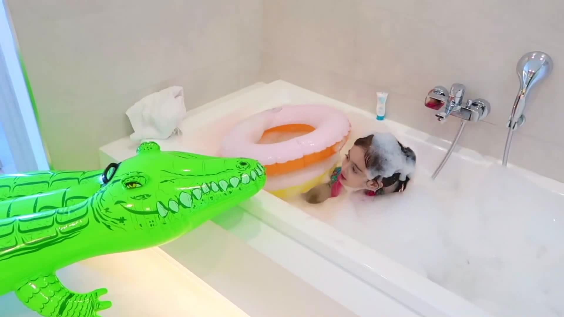 A surprising teacher! Learn why it's important to wash our hands and stay clean in this unique educational video featuring a friendly crocodile.