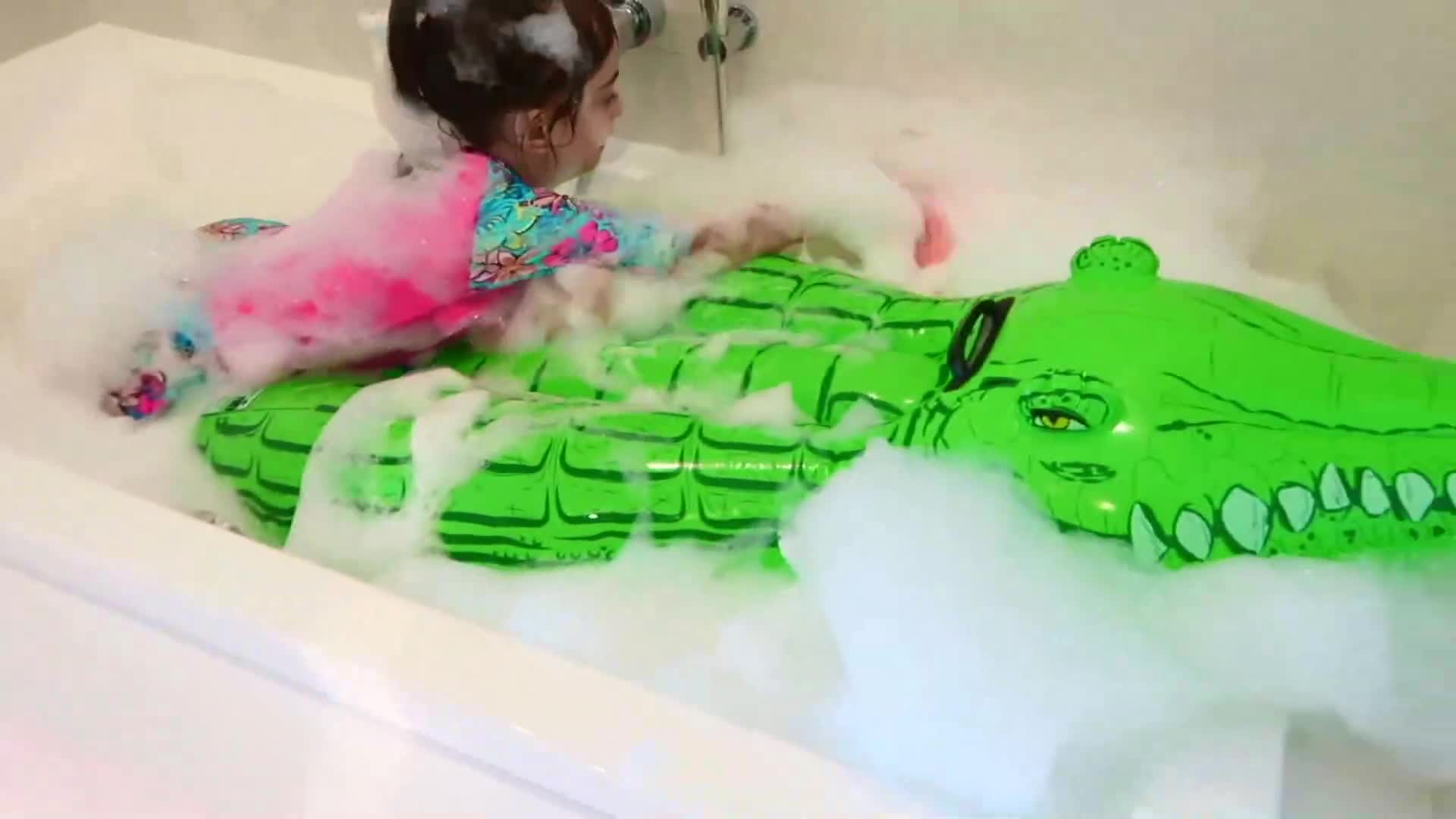 Explore the colors of the rainbow in soap bubbles as Emily washes her big, green crocodile toy. A visually fun lesson on colors.