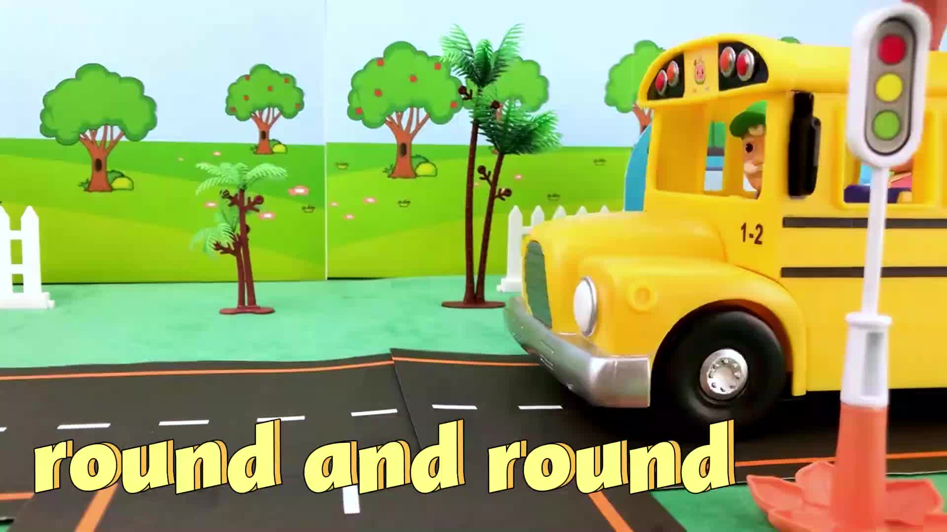 All aboard the animal school bus! Join the little animal toys as they head off on an exciting field trip, learning and playing along the way.