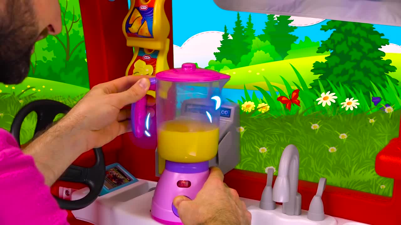 Time to cook! This video shows how to use Play-Doh to create a realistic and colorful pizza, ready to be sold from a toy food truck.