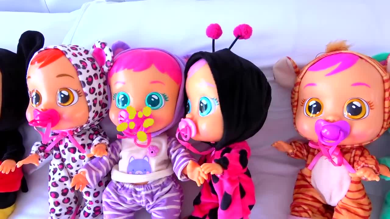 In this animated series, Alice's toys are magical! Watch as she plays a fun entertainment game with her living cartoon toys.