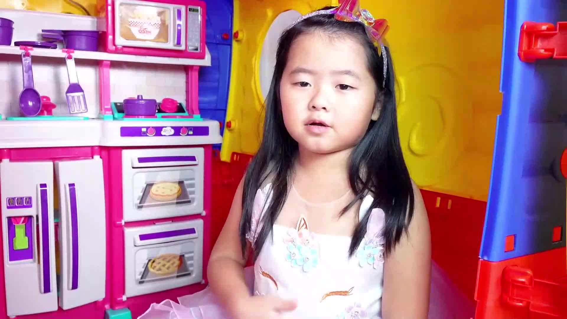 Every animal toy needs a home! Watch as a little girl uses colorful building blocks to construct a beautiful house for her animal friends.