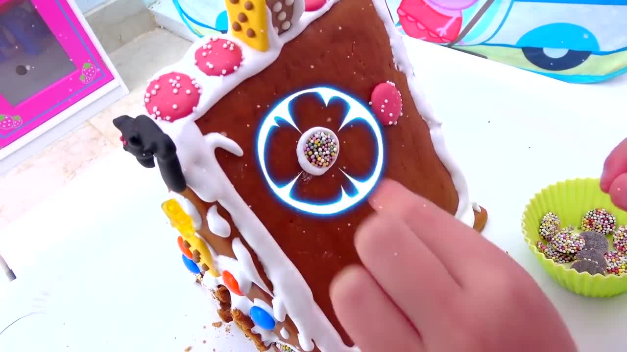 The best part of a gingerbread house is the colorful candy! Learn your colors as Alice decorates her creation with gumdrops, icing, and more.