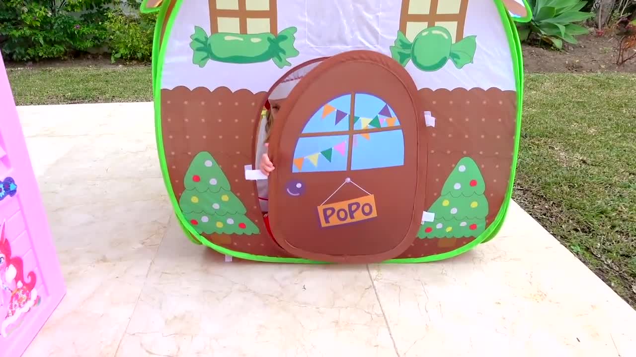Build a gingerbread house that lasts forever! This video shows how to use Play-Doh to construct and decorate a beautiful, colorful gingerbread house.
