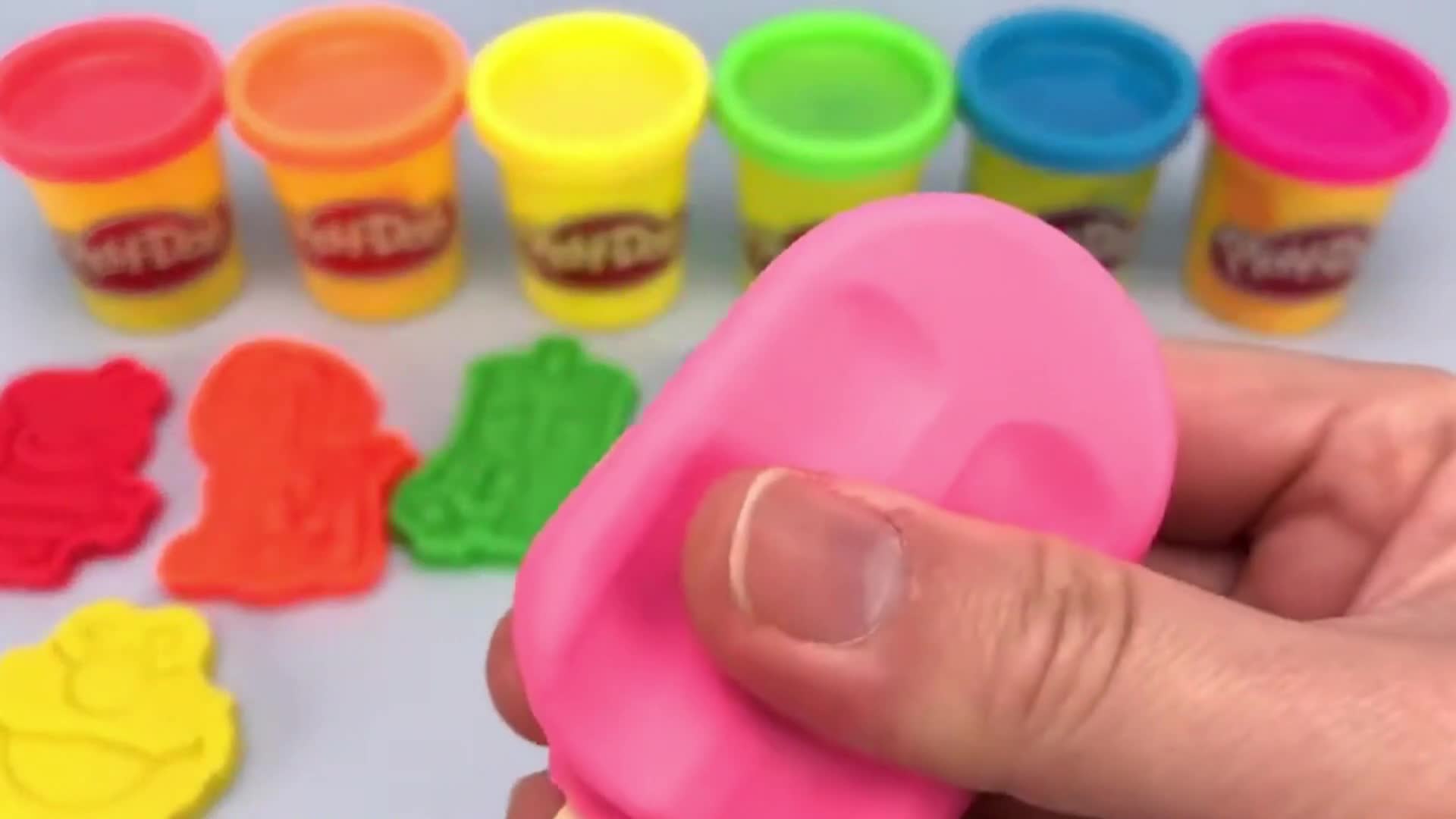 Let's make our daily habits with play-doh! Create a toothbrush, a healthy meal, and a tidy toy box in this creative habits-building show.